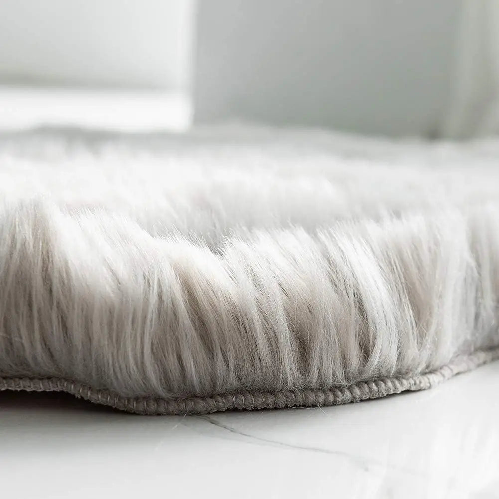 Soft Shaggy Faux Fur Rug Non-Slip Floor Mat 60x90CM Extra Thick Plush Bedroom Rug for Living Room Warm Carpet Machine Washable